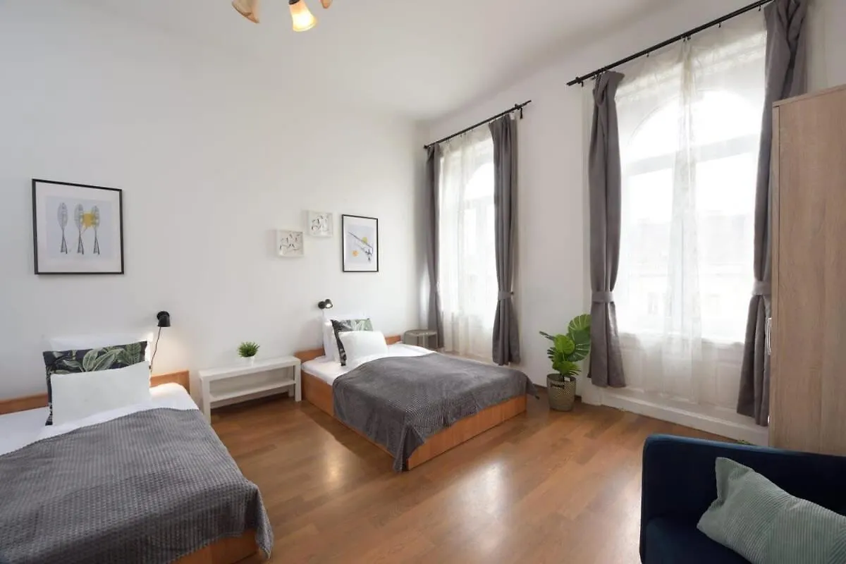 Central Large Cosy Apartment Budapeşte 0*,