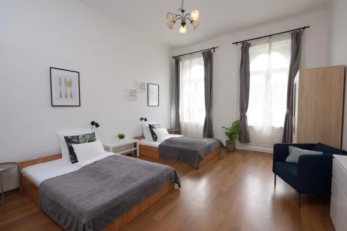 Central Large Cosy Apartment Budapeşte 0*,