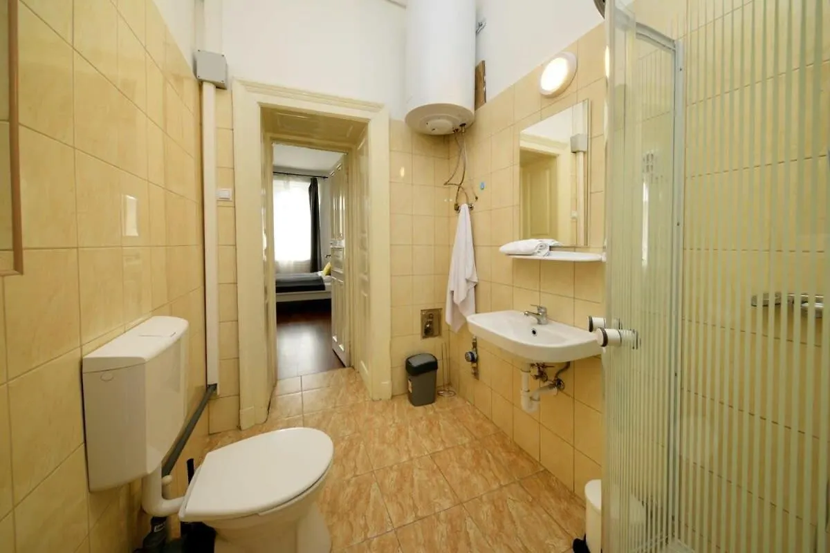 Central Large Cosy Apartment 布达佩斯 0*,  匈牙利