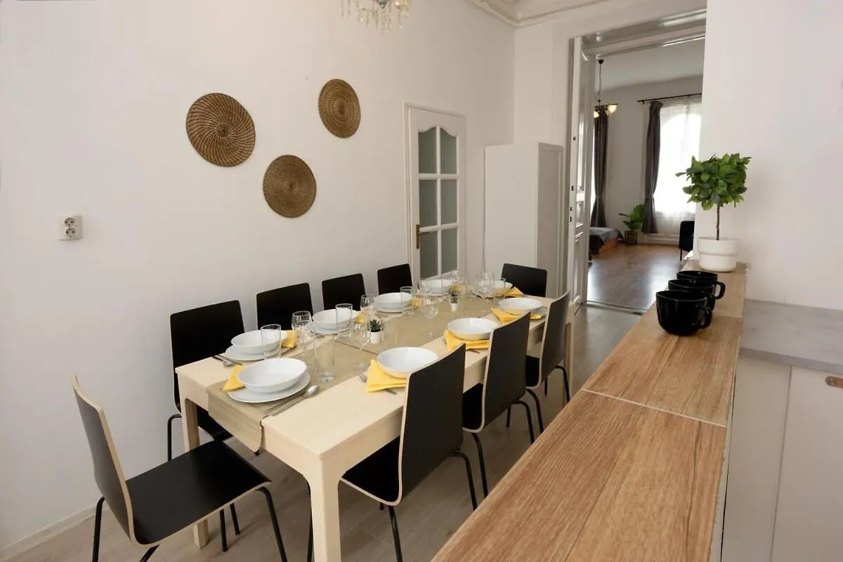 Central Large Cosy Apartment 布达佩斯