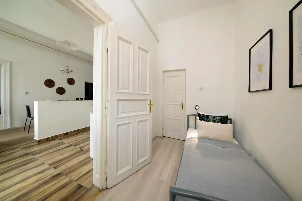 Central Large Cosy Apartment 布达佩斯 0*,  匈牙利