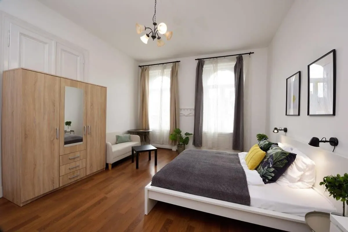 Central Large Cosy Apartment 布达佩斯