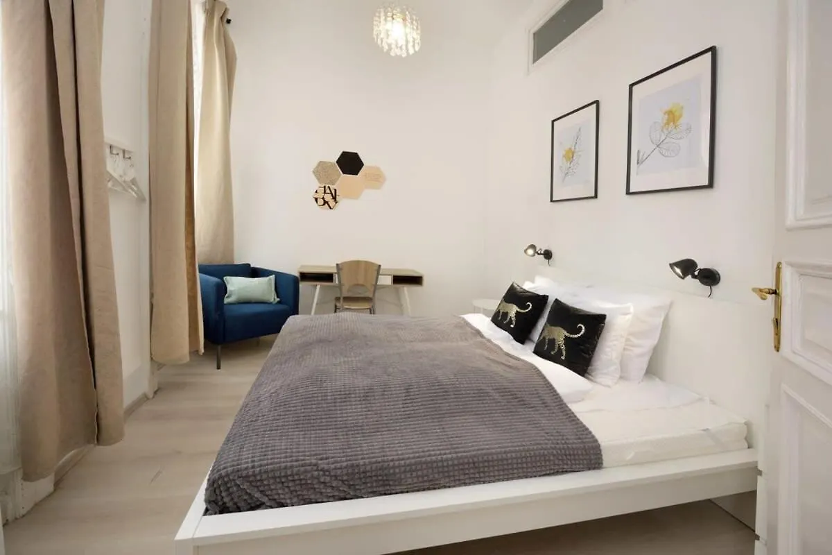 Central Large Cosy Apartment location